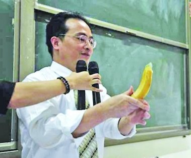 大学免费发避孕套 网络炸开锅遭批判